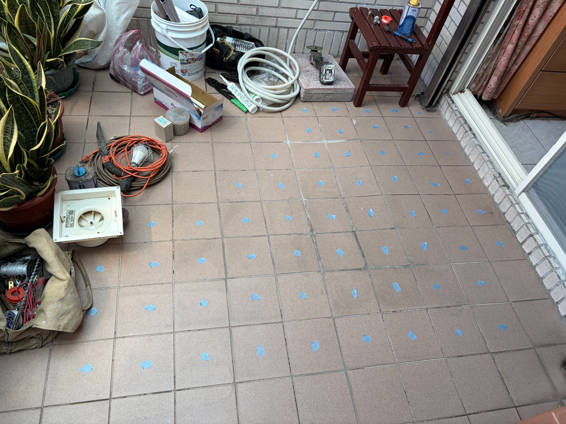 陽台磁磚受潮隆起